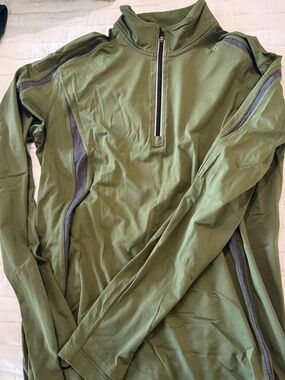Lululemon men’s 1/4 zip,
Size large